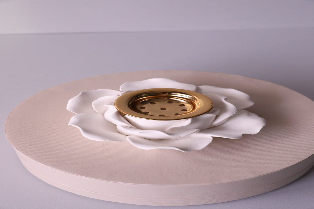 Luxury White Flower Tealight Holder – Elegant Ceramic Candle Holder with Gold Accent