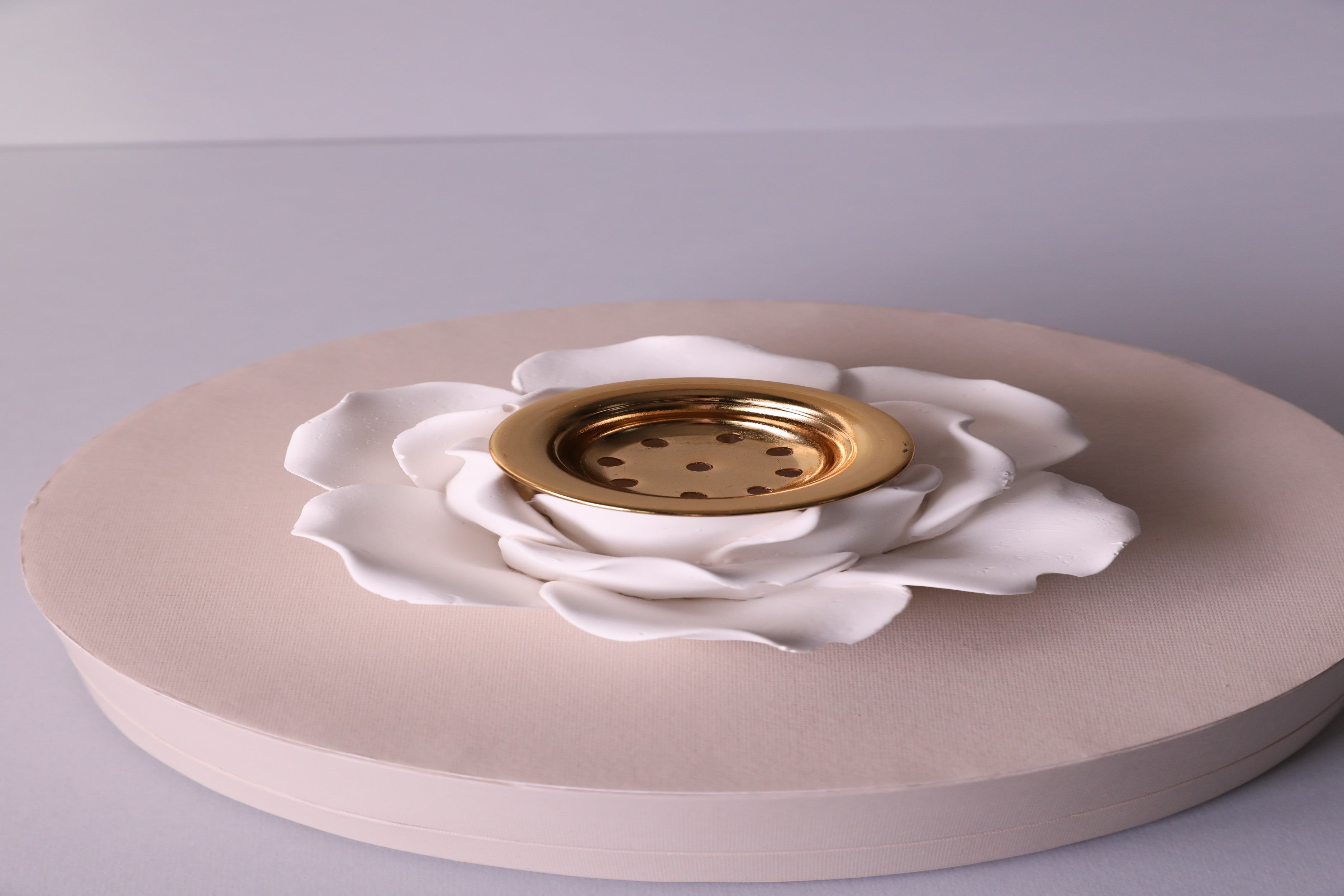 Luxury White Flower Tealight Holder – Elegant Ceramic Candle Holder with Gold Accent