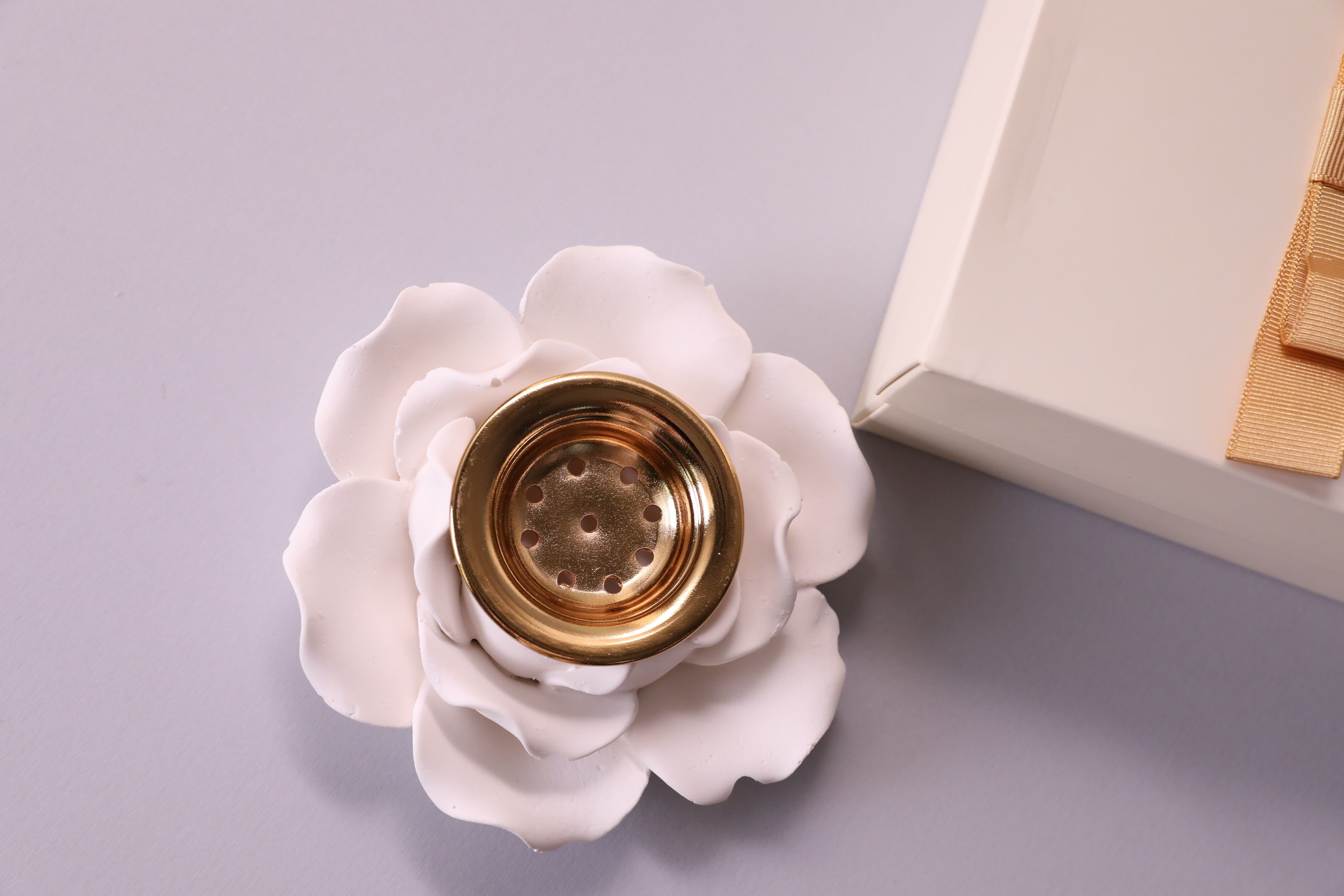 Luxury White Flower Tealight Holder – Elegant Ceramic Candle Holder with Gold Accent
