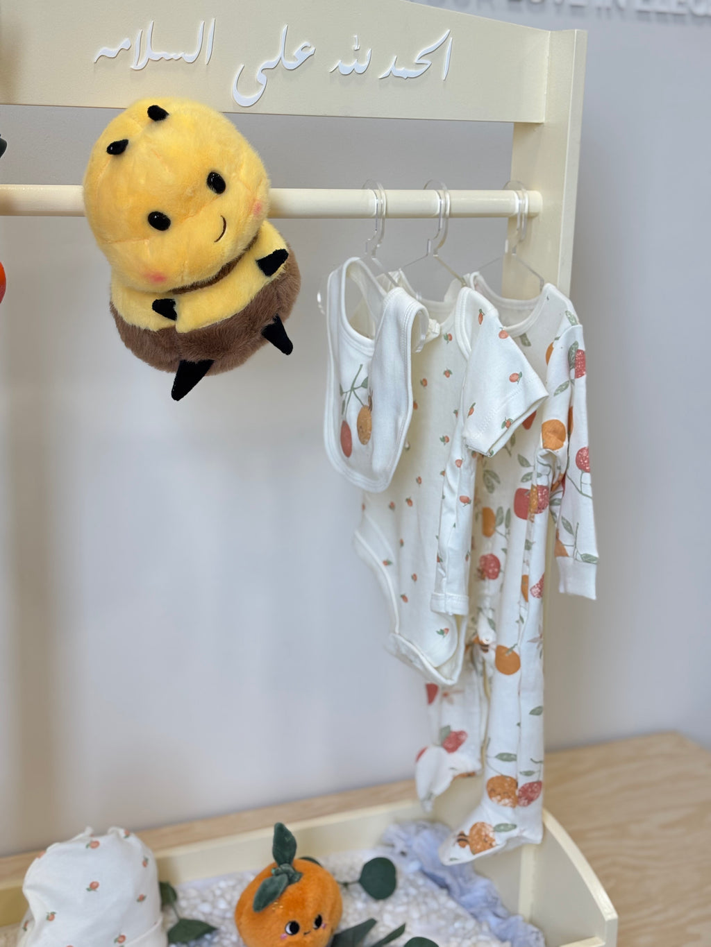 Citrus Bee Newborn Gift Set – Organic Cotton Baby Clothes & Plush Toy Arrangement